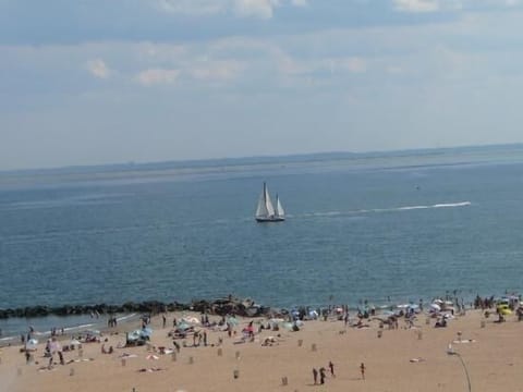 Beach nearby, sun loungers, beach towels