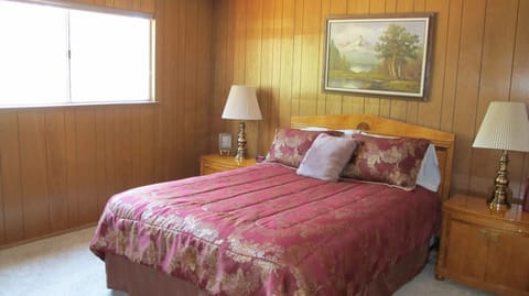 Large upstairs bedroom-queen bed