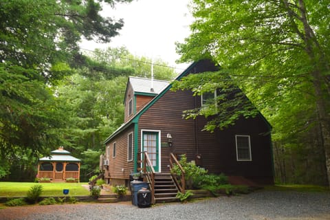 Goose Cove Cottage is situated on a 2-acre, wooded lot.