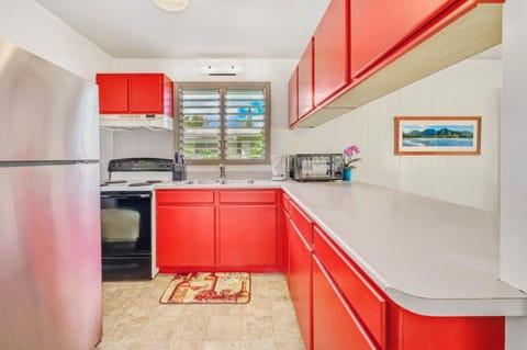 KEO on Hanalei Bay Kitchen - This open kitch floor plan makes meal prep and tropical refreshments a breeze to serve indoors or out on the shaded ocean front lanai.