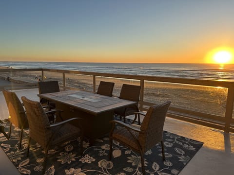 Huge, private oceanfront deck with a gorgeous view!