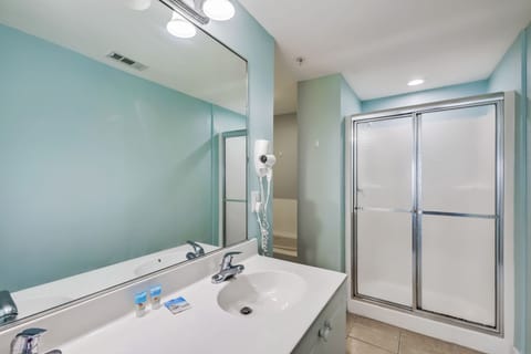 Combined shower/tub, hair dryer, towels