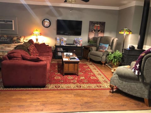 Living area | Smart TV, fireplace, Netflix, DVD player