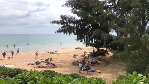 Beach nearby, sun loungers, beach towels