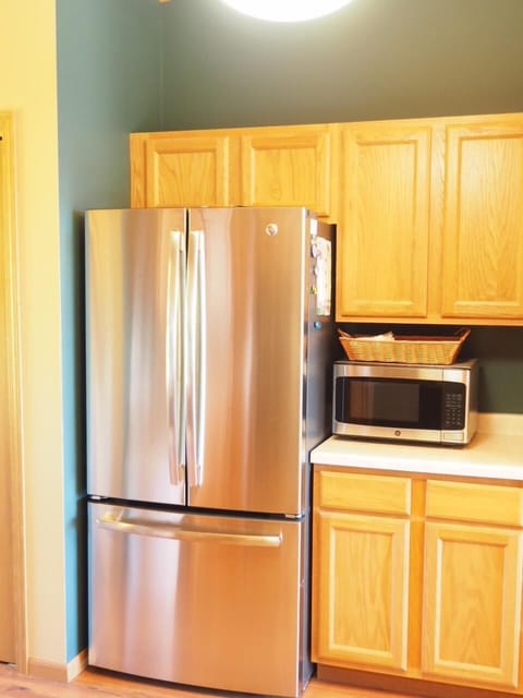 Microwave, oven, dishwasher, coffee/tea maker