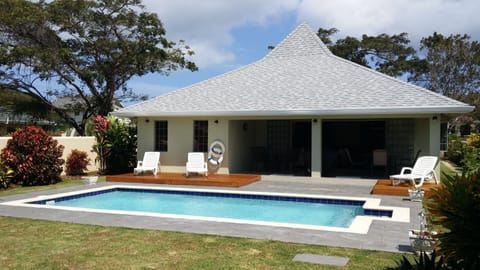 TRADEWINDS VILLA - Architectural Designed Villa Near Beautiful Beaches ...