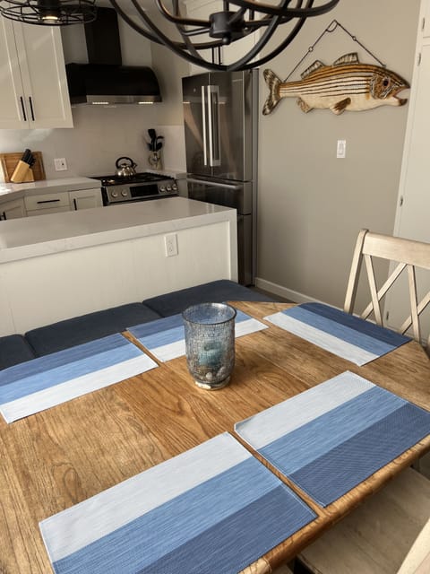 Bench seating and chairs. Easily seat 6 people.