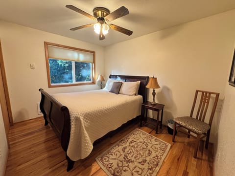 Bedroom 4 - Queen (1)