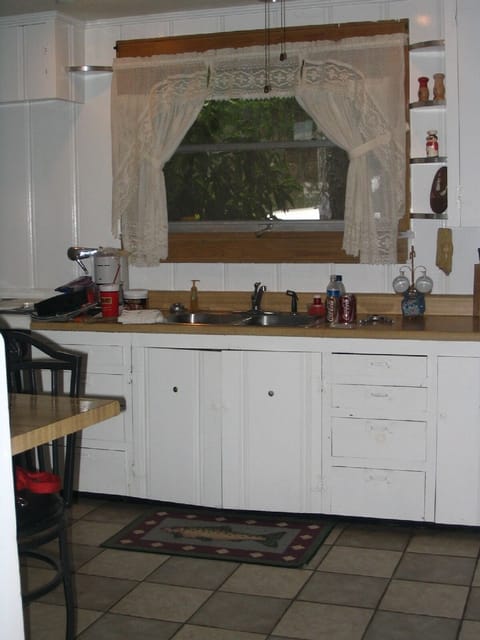 Kitchen with Bar and Two stools