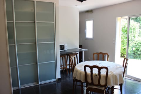 Breakfast on bar stools or at table - But I guess you'll be outside ;-)