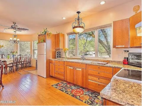 Fridge, oven, stovetop, coffee/tea maker