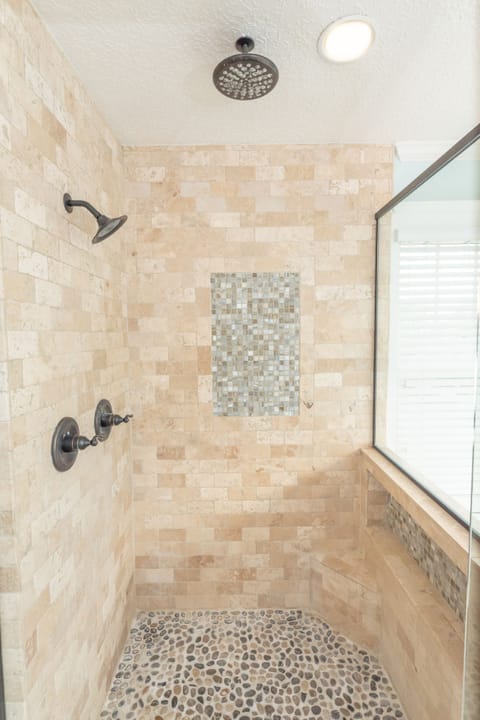 Combined shower/tub, jetted tub, hair dryer, towels