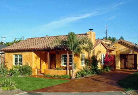 Welcome to 
Casa La Sirena.
Enjoy the Mexican inspired decor!