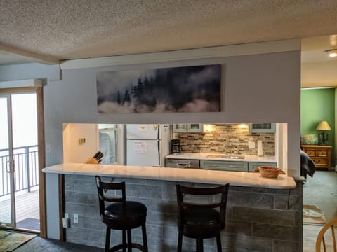 Kitchen bar with 3 bar seats