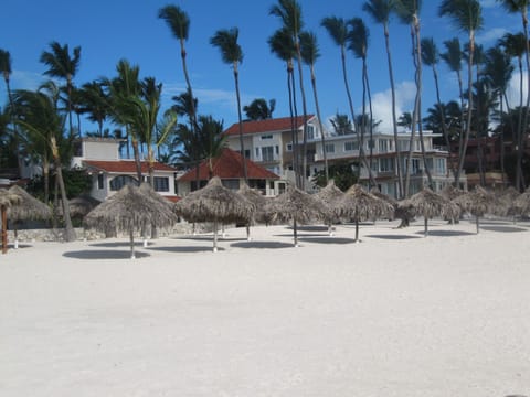 Beach nearby, sun loungers, beach towels