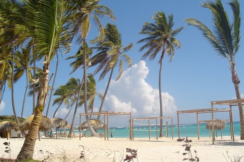 Beach nearby, sun loungers, beach towels