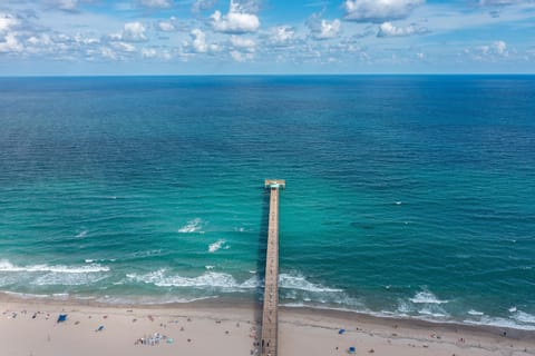 Beach nearby, sun loungers, beach towels