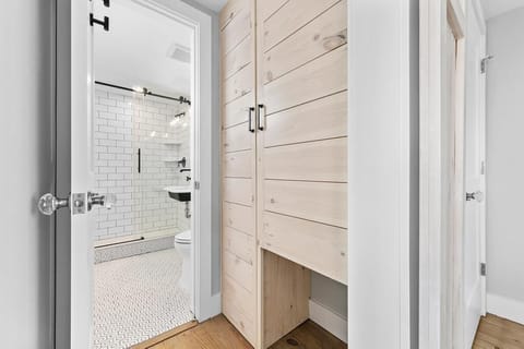 Combined shower/tub, hair dryer, toilet paper