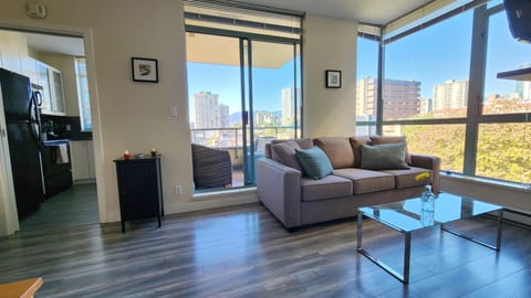 Living area | Smart TV, fireplace, Netflix, books