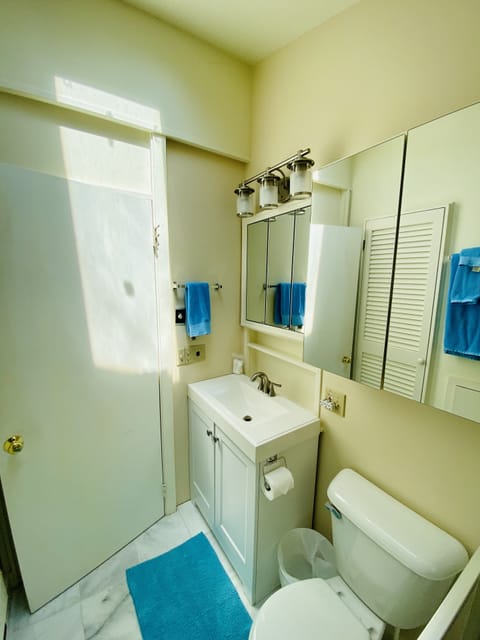 Combined shower/tub, hair dryer, towels, soap