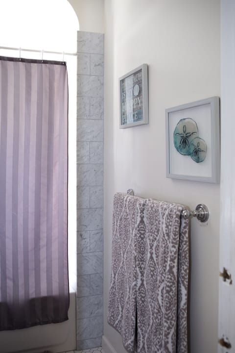 Full bath between the bedrooms