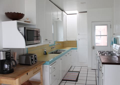 Well-stocked kitchen with everything you should need.