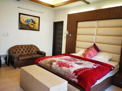 Modern & Comfortable Luxury Bedroom