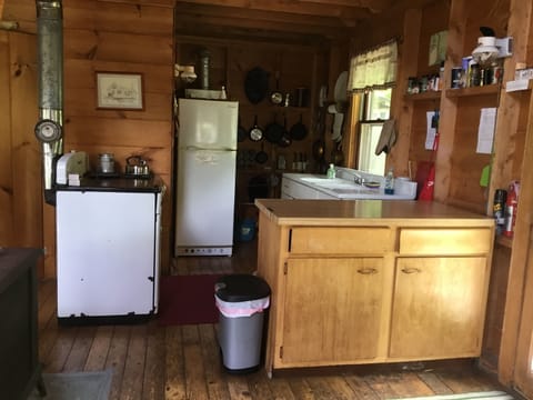 Fridge, oven, stovetop, coffee/tea maker