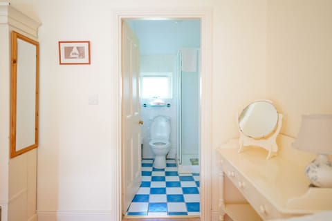 Ensuite off the bedroom.