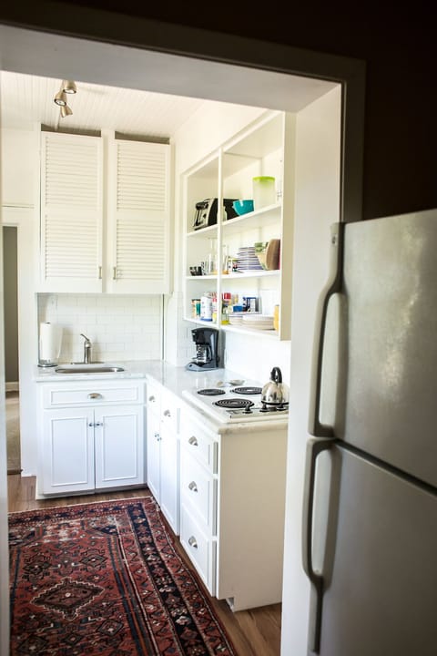 Fridge, oven, stovetop, coffee/tea maker