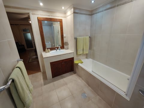 Combined shower/tub, hair dryer, bidet, towels