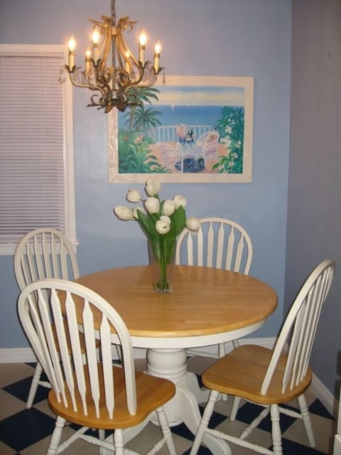Kitchen dining area
