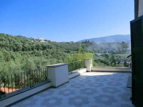 bedroom terrace with gorgeous views of valley and hills: only 5 mins to Chiavari