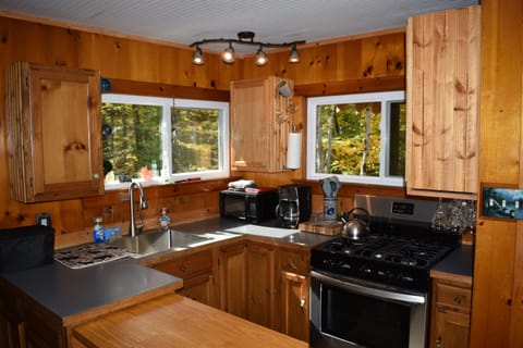 Fridge, oven, stovetop, coffee/tea maker