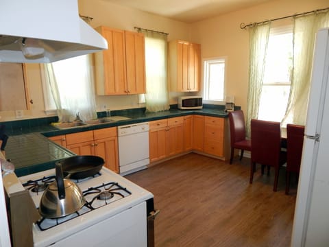 large eat-in kitchen