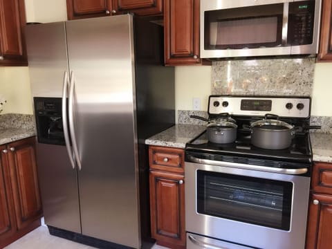 kitchen，stainless appliances，just like your own home