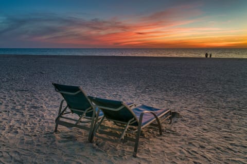 Beach nearby, sun loungers, beach towels