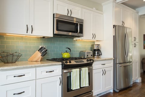 Gourmet kitchen has a gas range, granite counter tops and all meal amenities