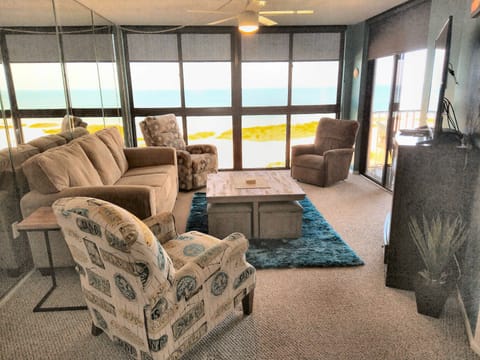 Livingroom overlooking the beach