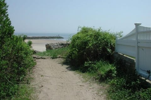 Beach nearby, sun loungers, beach towels