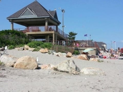 Beach nearby, sun loungers, beach towels