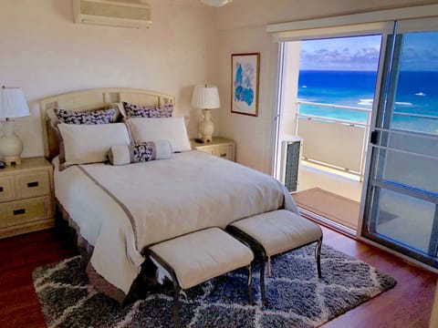 Master bedroom with separata entrance to the balcony and ocean view!
