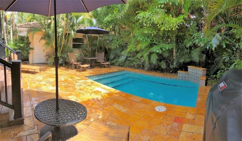 Tropical gardens, very private Pool, lounging and barbeque back patio/porch