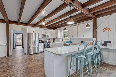 Private kitchen | Fridge, microwave, oven, stovetop