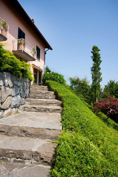 Steps to property: 50 steps from parking lot