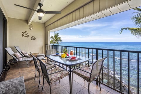 Dual loungers on the tiled lanai with the ocean crashing below - heavenly!