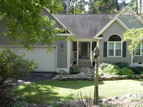 Quiet 4 bedroom home on the Eno River