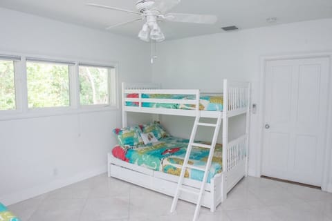 6 bedrooms, desk, iron/ironing board, travel crib