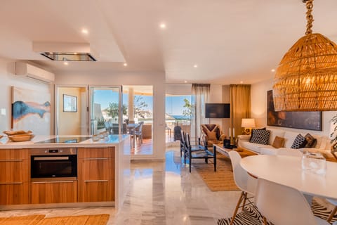 Luxury Holiday Apartment Puerto Banus, Marbella  with lovely sea views -