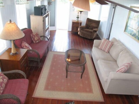 Living room overlooking the ocean.  Cable TV, wifi, stereo, paddle fans. 
